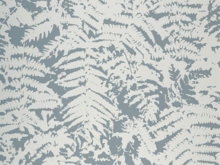 Blauw behang met grote grijze bladen Fern - Clearing van Little Greene