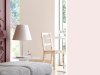 Little Greene - Chemise 139 op de muur in de woonkamer met andere roze accenten