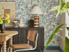 Behang Bamboo Floral - Heat van Little Greene toegepast in eetkamer met blauwe plinten