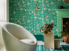 Briar Rose - Green Verditer behang van Little Greene met rode bloemen
