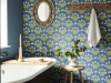 Burges Snail - Dark Blue behang met groene bladeren en slakken toegepast in een badkamer met badkuip