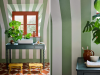 Little Greene behang Broad Stripe Pea Green sfeerfoto en details