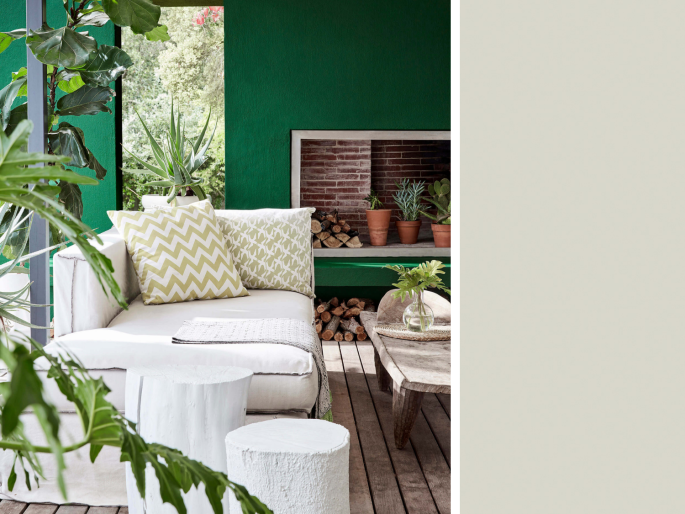 Little Greene - French Grey Mid 162 op twee boomstam krukjes