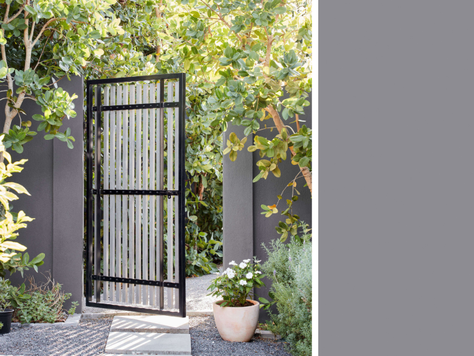 Little Greene - Arquerite 250 een grijze tint op de buitenmuren met een hek