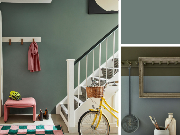 Little Greene - Livid 263 op d emuur bij een witte trap met een roze poef