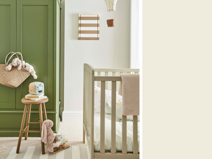 Little Greene - Green Stone Pale 268 op de muur in een babykamer