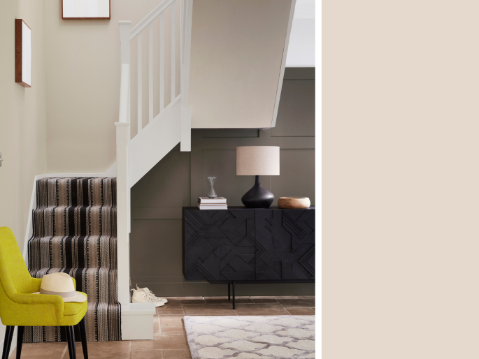 Little Greene - Rolling Fog Light 271 op de wand in een trapopgang