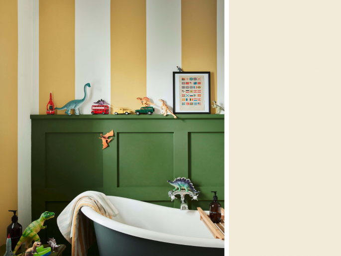 Little Greene - Silent White Mid 330 in strepen op de wand aangebracht in combinatie met geel