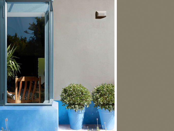 Little Greene - Silt 40 op de gevel met een blauwe borstwering