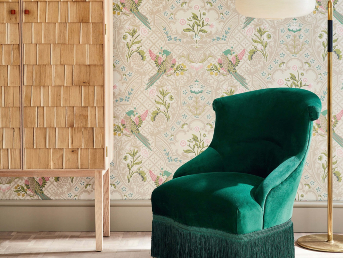 Behang van Little Greene Brodsworth - Consort toegepast in een woonkamer met een hoge plint