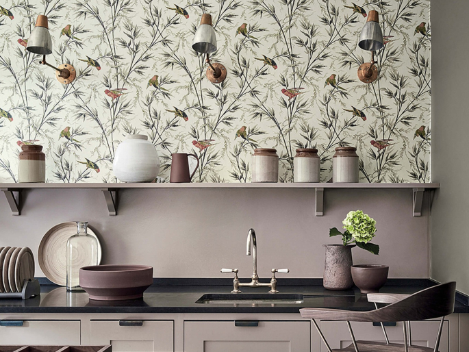Little Greene behang met vogels en sierlijke takken in een keuken toegepast Great Ormond Street - Signature
