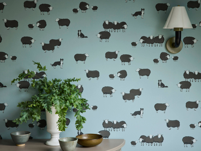 Little Greene behang Nip & Lassie Celestial Blue op de muur