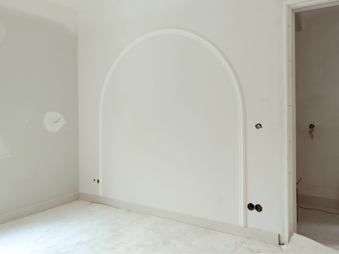 Boog op muur als hoofdbord, gemaakt van Orac flexibele wandlijst P8020F