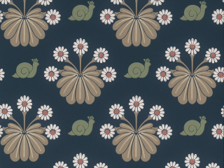 Donkerblauw behang met groene slakken met tussendoor bloemen met witte bladen en een roze hart Burges Snail - Dark Blue