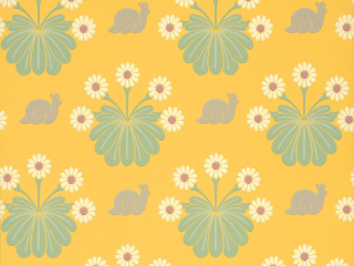 Vrolijk geel behang met witte bloemen en bruine slakken van Little Greene Burges Snail - Lemon