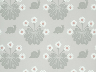 Burges Snail - Silver behang met grijze tinten met onder andere slakken en vrolijke bloemen van Little Greene