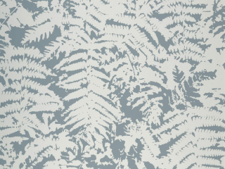 Blauw behang met grote grijze bladen Fern - Clearing van Little Greene
