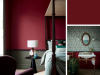 Little Greene - Baked Cherry 14 boven een groene lambrisering in de slaapkamer