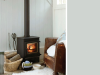 Little Greene - Bone China Blue Mid 183 op de muur achter de kachel