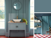 Little Greene - Etruria 326 op de muur in een badkamer met een rode vloer