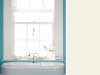 Little Greene - Whitening 41 rondom een raam in een blauwe kamer