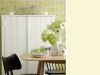 Little Greene - First Light 49 op een servieskast met fleurig behang op de achtergrond
