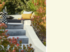 Little Greene - White Lead 74 op een tuinmuur
