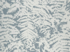 Blauw behang met grote grijze bladen Fern - Clearing van Little Greene
