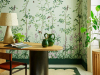 Sfeerfoto Bird & Bluebell - Pea Green in een eetkamer met een hoge donkergroene vloerplint
