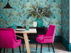 Eetkamer met op de muren het Little Greene behang Brodsworth - Empress met roze accenten