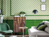 Clutterbuck - Lodge behang toegepast boven een groene lambrisering en in een wandkader