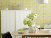 Florette - Acid Drop met getekende bloemen op een groene achtergrond van Little Greene toegepast in een eetkamer