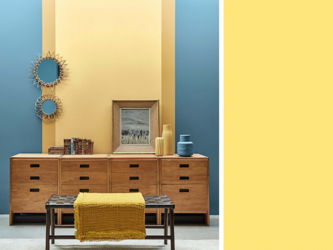 Little Greene - Carys 148 als onderbreking op een blauwe muur