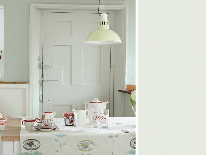 Little Greene - Pearl Colour Pale 167 op een deurkozijn