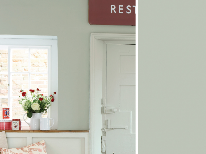Little Greene - Pearl Colour Dark 169 op de wand naast het deurkozijn