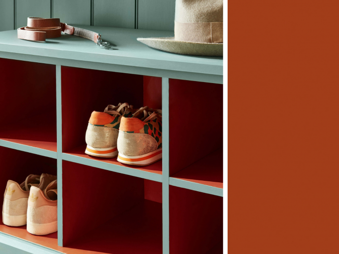 Little Greene - Heat 24 in de vakken van een schoenenkast