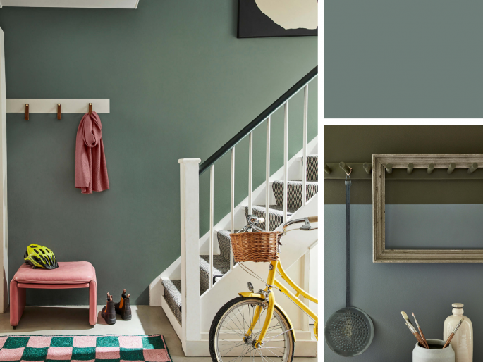 Little Greene - Livid 263 in de hal met een witte trap