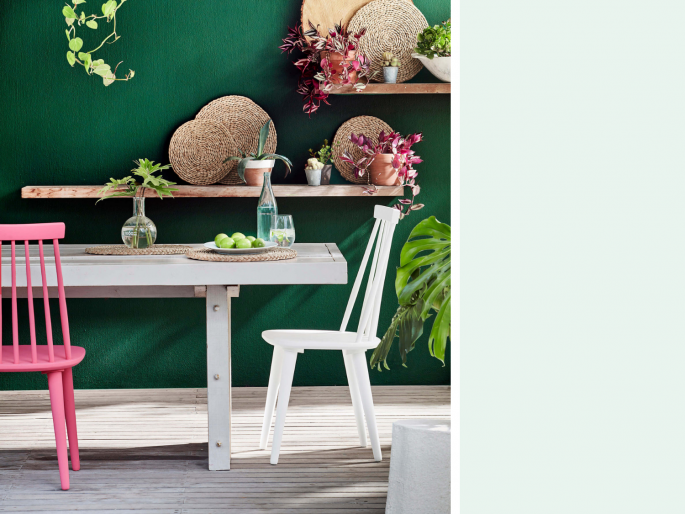 Little Greene - Aquamarine Pale 282 op tuintafel
