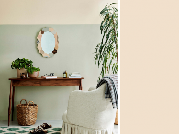 Little Greene - Light Beauvais 323 op de bovenzijde van een licht groene lambrisering