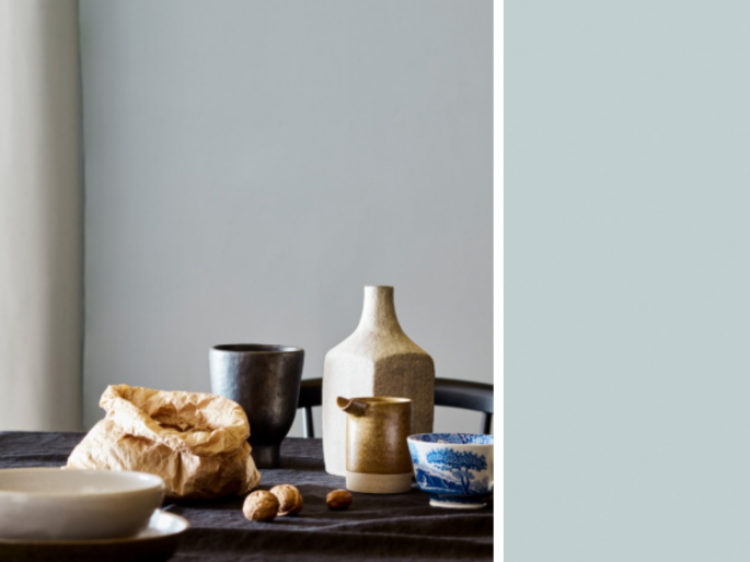 Little Greene - Bone China Blue Faint 325 in eetkamer