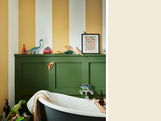 Little Greene - Silent White Mid 330 in gestreept patroon op de muur