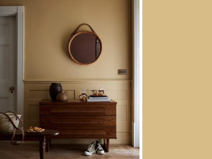 Little Greene - Madeleine 338 toegepast ene een muur met een klassieke lambrisering in een hal