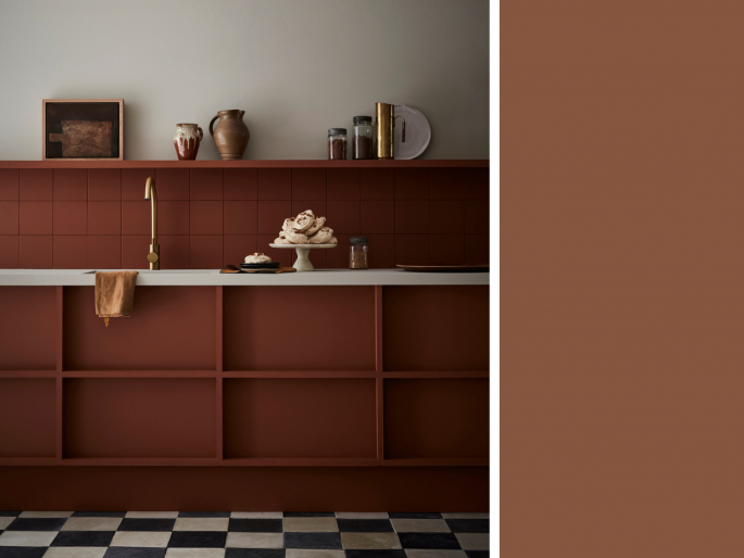 Little Greene - Muscovado 343 op de keukenkasten met messing details