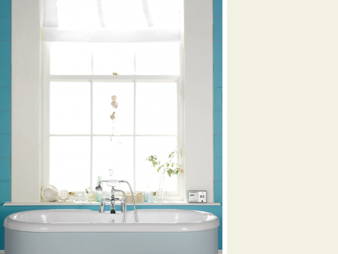 Little Greene - Whitening 41 rondom een raam in een blauwe kamer