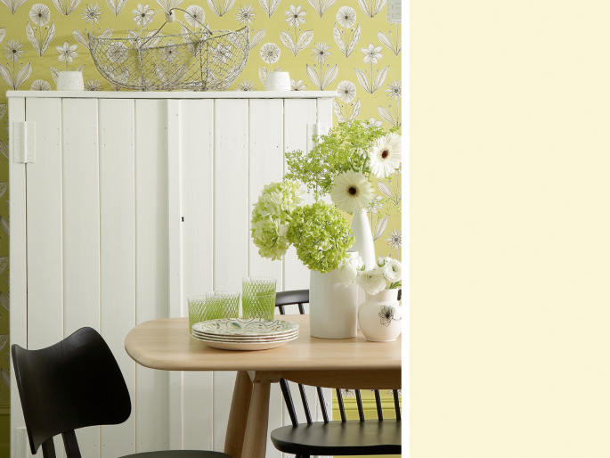 Little Greene - First Light 49 op een servieskast met fleurig behang op de achtergrond