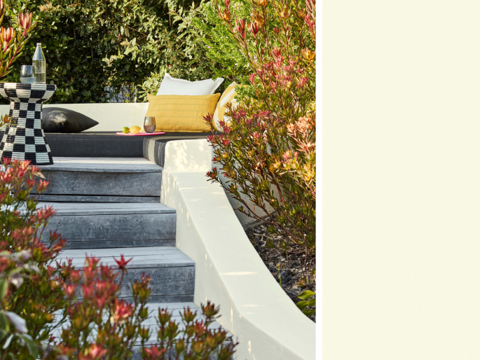 Little Greene - White Lead 74 op een tuinmuur