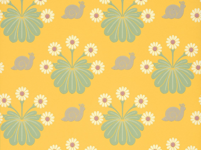 Vrolijk geel behang met witte bloemen en bruine slakken van Little Greene Burges Snail - Lemon