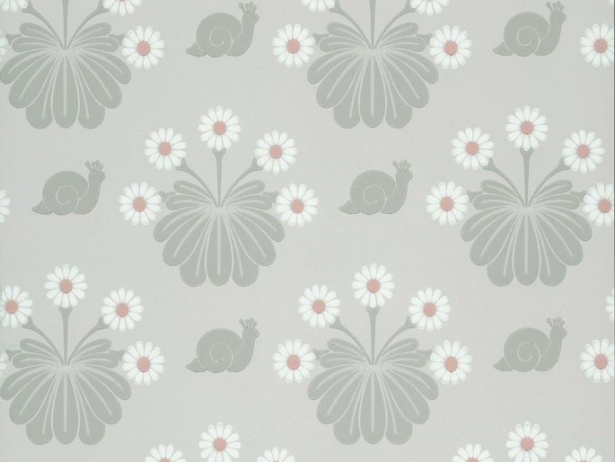 Burges Snail - Silver behang met grijze tinten met onder andere slakken en vrolijke bloemen van Little Greene