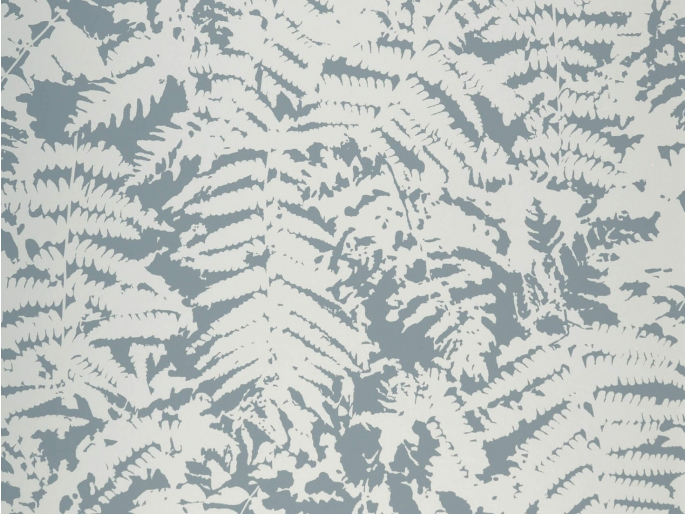 Blauw behang met grote grijze bladen Fern - Clearing van Little Greene