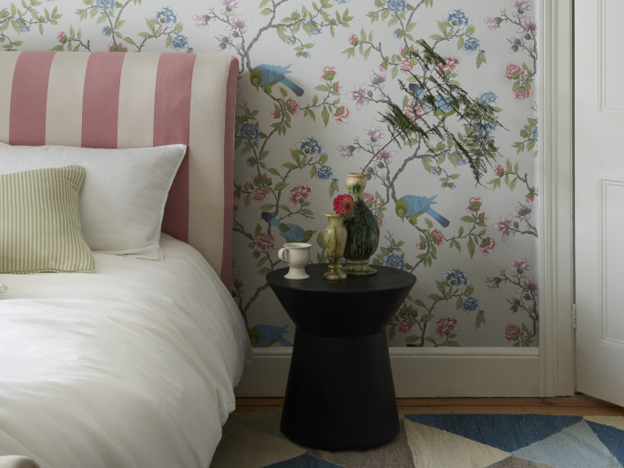 Aderyn - French Grey behang van Little Greene toegepast in slaapkamer